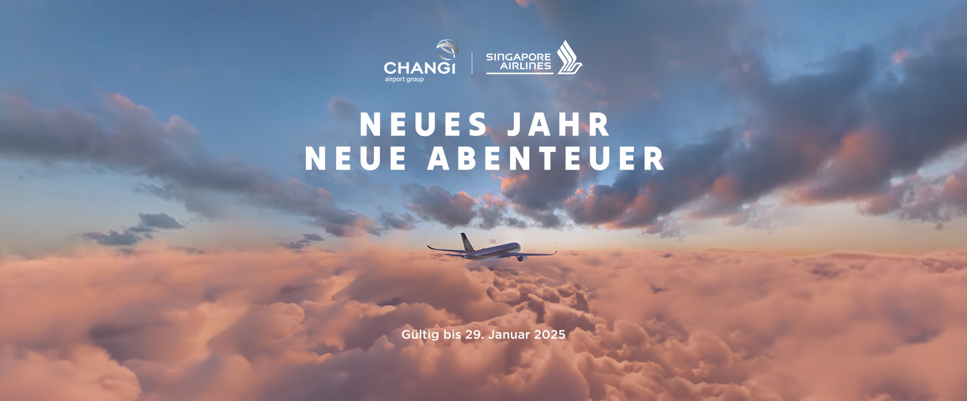 Singapore Airlines Flieger über rosa Wolken mit Slogan Neues Jahr Neue Abenteuer